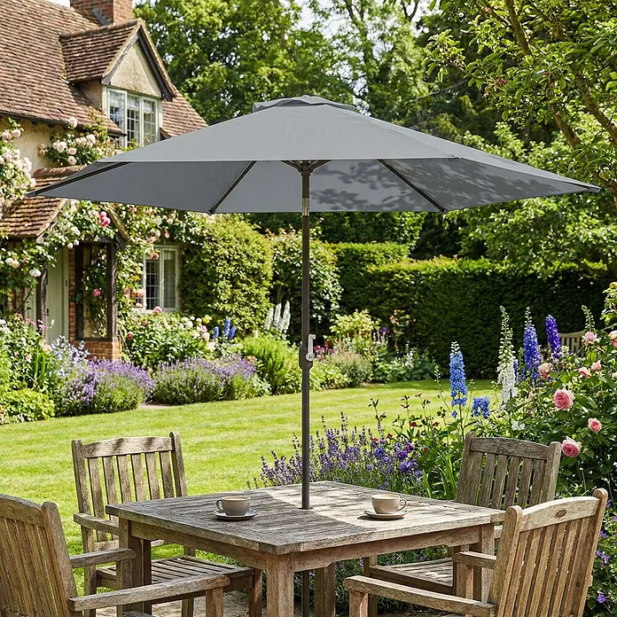 Outsunny Marktschirm rund - Grau, Durchmesser Bespannung: 295 cm - Grauer Sonnenschirm über einem hölzernen Gartentisch mit Stühlen in einem Garten.