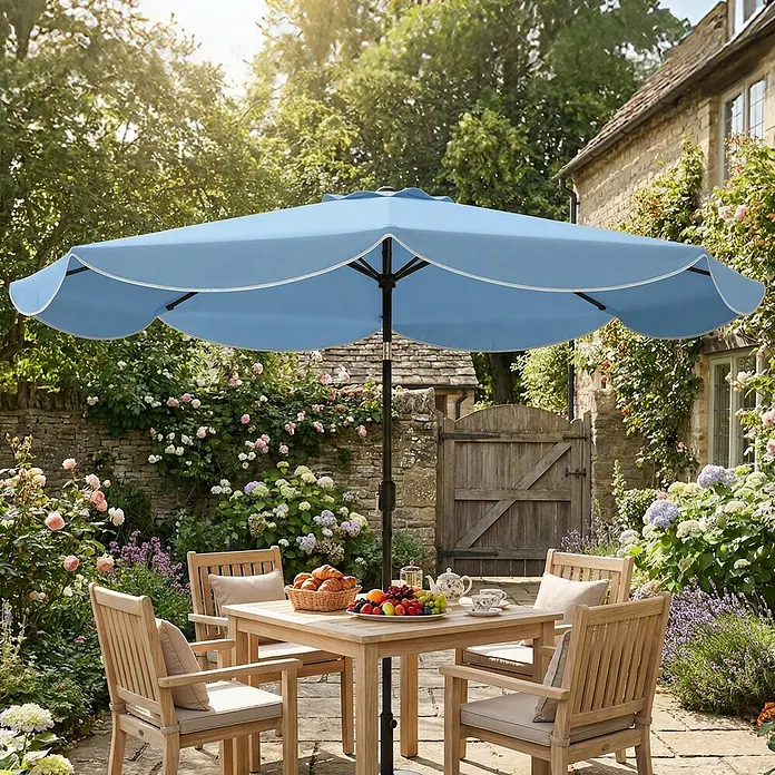 Outsunny Marktschirm rund - Himmelblau, Durchmesser Bespannung: 265 cm - Hellblauer Gartenschirm mit gewelltem Rand, spendet Schatten über einer Holz-Gartenmöbelgruppe.