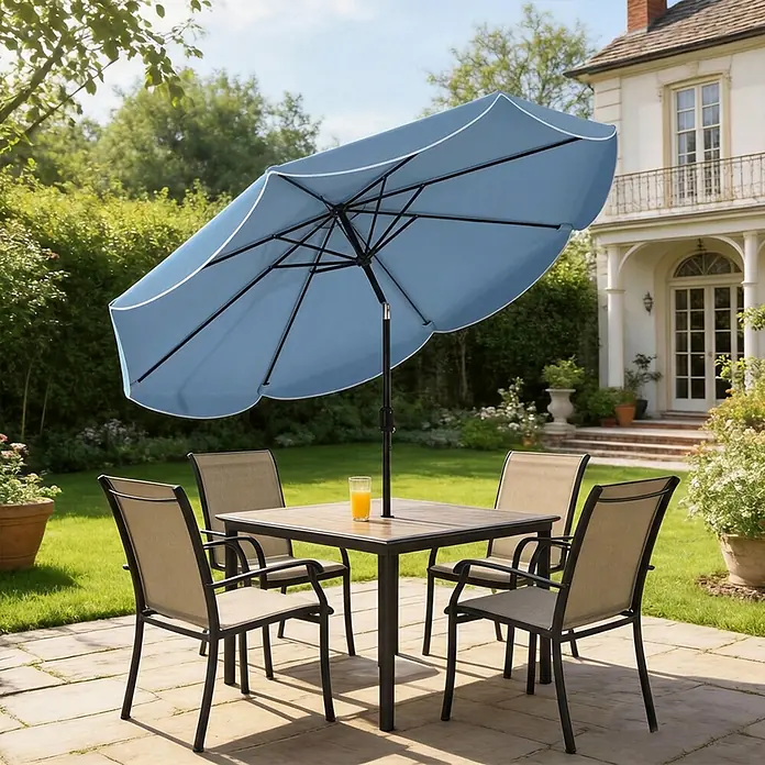 Outsunny Marktschirm rund - Himmelblau, Durchmesser Bespannung: 265 cm - Gartensitzgruppe mit blauem Sonnenschirm, quadratischem Holztisch und vier beigefarbenen Stühlen mit schwarzen Gestellen auf einer Terrasse.