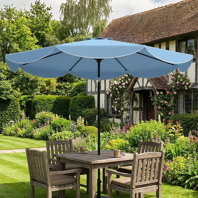 Outsunny Marktschirm rund - Himmelblau, Durchmesser Bespannung: 265 cm - Blauer Gartenschirm mit Wellenrand spendet Schatten über einer Holz-Gartengarnitur in einem üppigen Garten.