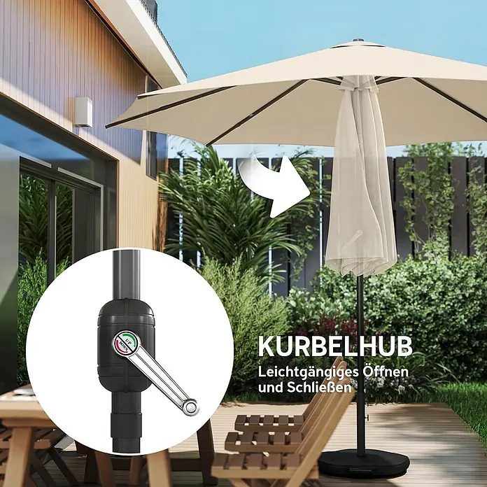 Outsunny Marktschirm rund - Cremeweiß, Durchmesser Bespannung: 295 cm - Beiger Terrassenschirm mit Kurbelmechanismus zum einfachen Öffnen und Schließen, teilweise geöffnet auf einer Holzterrasse.