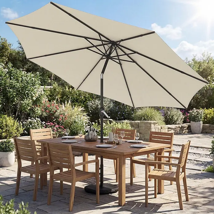 Outsunny Marktschirm rund - Cremeweiß, Durchmesser Bespannung: 295 cm - Hölzerne Gartenmöbelgruppe mit sechs Stühlen und großem beigen Sonnenschirm auf einer Terrasse.
