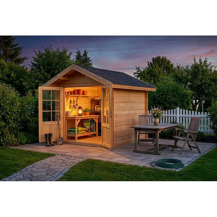 Alpholz Gerätehaus Palma - Außenbreite inkl. Dachüberstand: 260 cm, Außentiefe inkl. Dachüberstand: 261 cm, Holz, Naturbelassen - Beleuchteter Gartenschuppen aus Holz mit offener Tür, der eine Pflanzbank, Werkzeuge und Töpfe zeigt. Im Garten in der Dämmerung.