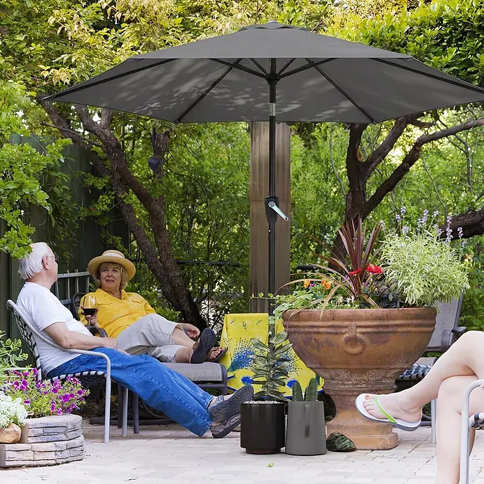 Outsunny Marktschirm rund - Dunkelgrau, Durchmesser Bespannung: 270 cm - Grauer Terrassenschirm spendet Schatten für Personen, die im Garten entspannen. Mit Kurbelgriff zum einfachen Öffnen.
