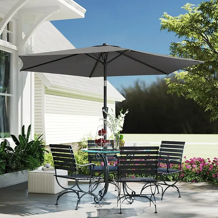 Outsunny Marktschirm rund - Dunkelgrau, Durchmesser Bespannung: 270 cm - Dunkelgrauer Terrassenschirm, Glastisch, schwarze Metallstühle und gemusterter Ottoman auf einer Außenterrasse.