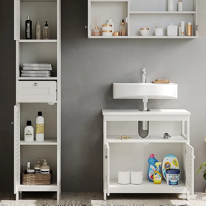 Vicco Badmöbel-Set Riad Weiß 3 Teile, Option 2 - Gesamtbreite Badmöbel: 92 cm, Weiß, Matt - Weißer Badezimmerschrank und Waschtischunterschrank aus Holz, gefüllt mit Pflegeprodukten und Handtüchern.