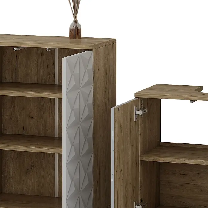 Vicco Badmöbel-Set Edge Weiß 4 Teile - Gesamtbreite Badmöbel: 150 cm, Weiß, Matt - Holzoptik-Schrank mit offenen Regalen und weißer geometrisch gemusterter Tür, daneben eine offene kleinere Aufbewahrungseinheit.