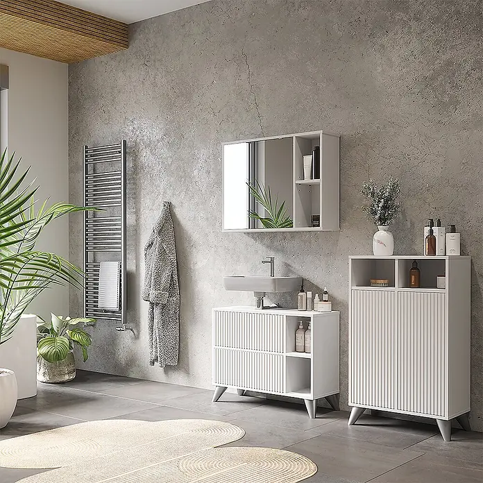 Vicco Badmöbel-Set Leano Weiß 80 cm, Set 2 - Weiß, Matt - Weißes geriffeltes Badmöbel-Set mit Waschtisch und hohem Hochschrank in einem modernen Badezimmer.