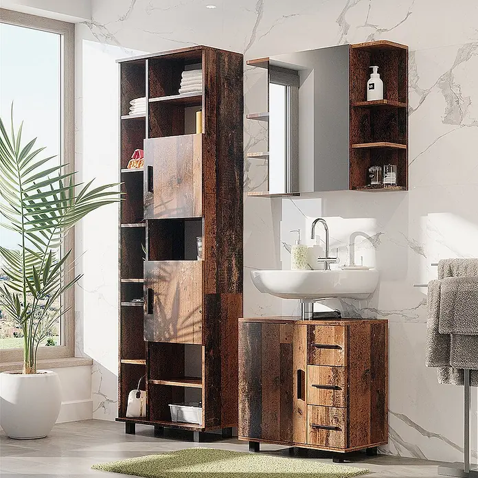 Vicco Badmöbel-Set Ilias Eiche rustikal 3 Teile, mit Unterschrank 60 cm - Gesamtbreite Badmöbel: 120 cm, Eiche rustikal, Matt - Rustikale braune Holzbadmöbel: Hochschrank, Waschtischunterschrank und Spiegelschrank, in einem modernen Bad installiert.
