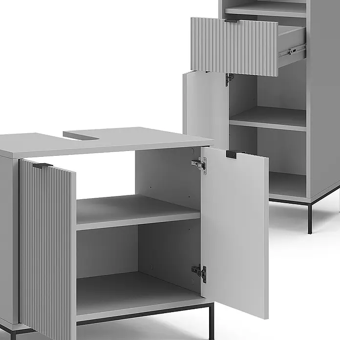 Vicco Badmöbel-Set Eliza Grau 3 Teile, mit Hochschrank - Gesamtbreite Badmöbel: 110 cm, Grau, Matt - Zwei graue Aufbewahrungsschränke mit geriffelten Türen/Schubladen, einer offen mit Regalen.