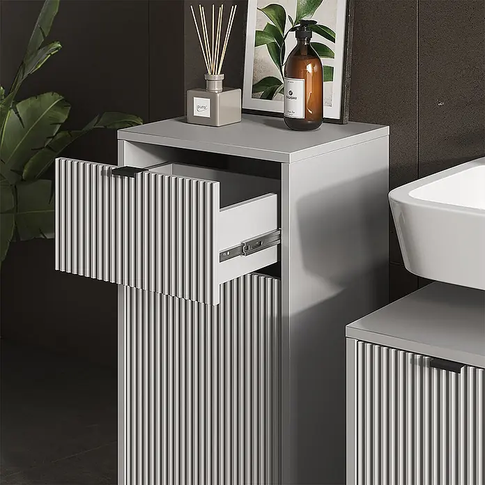Vicco Badmöbel-Set Eliza Grau 3 Teile - Gesamtbreite Badmöbel: 110 cm, Grau, Matt - Hellgrauer geriffelter Badezimmerschrank mit offener Schublade, zusammen mit Waschbecken und Toilettenartikeln.