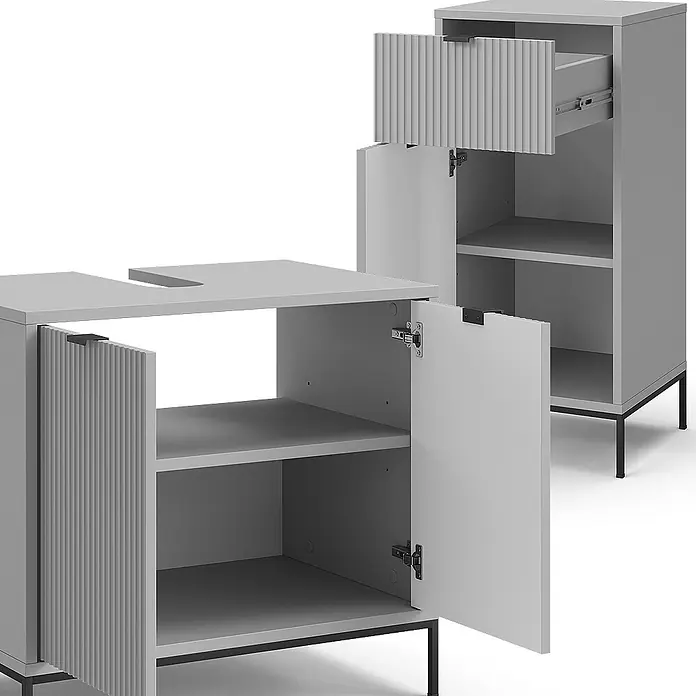 Vicco Badmöbel-Set Eliza Grau 3 Teile - Gesamtbreite Badmöbel: 110 cm, Grau, Matt - Helle graue Badunterschränke mit Rillenstruktur, offenen Türen, Regalen und geöffneter Schublade. Eine Einheit hat einen Siphon-Ausschnitt.