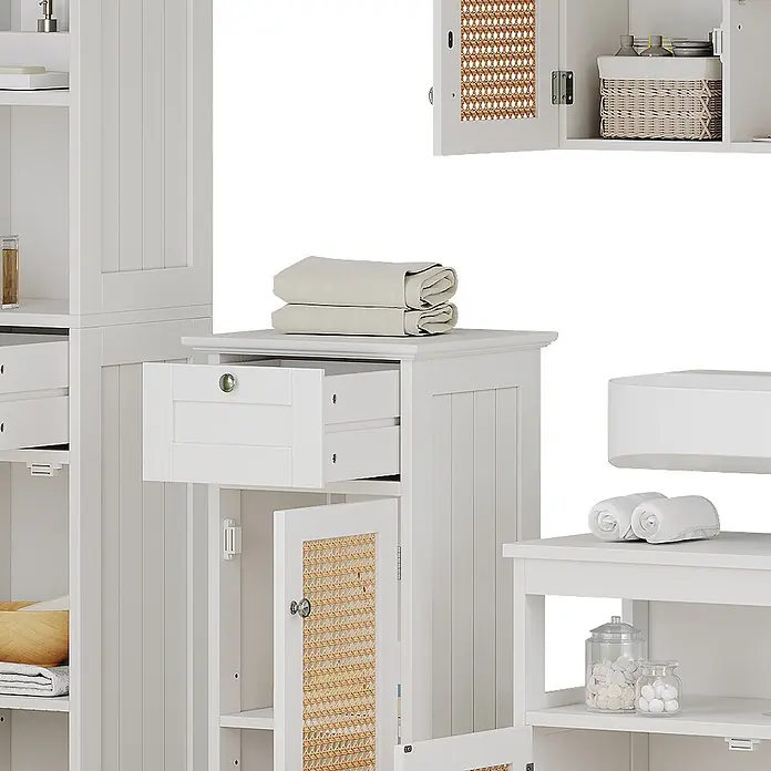 Vicco Badmöbel-Set Rosario Weiß 4 Teile, mit Hochschrank - Gesamtbreite Badmöbel: 124 cm, Weiß, Matt - Weißer Badschrank mit offener Schublade und Rattantür, zeigt ordentlich gefaltete Handtücher.