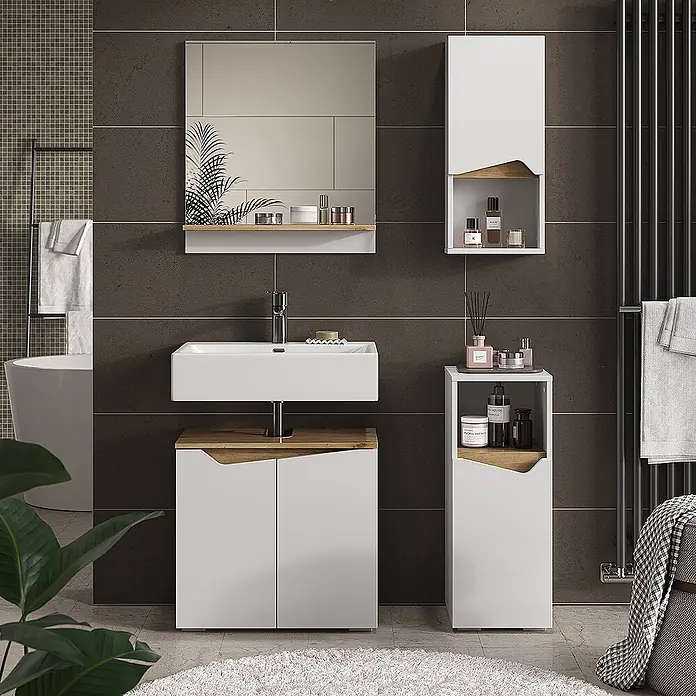 Vicco Badmöbel-Set Marelle Weiß 4 Teile - Gesamtbreite Badmöbel: 90 cm, Weiß, Matt - Modernes weißes Badmöbel-Set mit Holz-Akzenten, bestehend aus Waschtischunterschrank, Wandschrank und hohem Beistellschrank, in einem modernen Badezimmer.