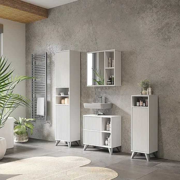 Vicco Badmöbel-Set Leano Weiß 4-teiliges Set - Weiß, Matt - Weißes geriffeltes Badmöbel-Set mit Hochschränken, Waschtisch und Spiegelschrank auf schrägen Beinen im modernen Badezimmer.