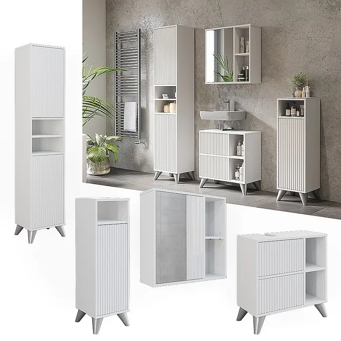 Vicco Badmöbel-Set Leano Weiß 4-teiliges Set - Weiß, Matt - Weißes Badmöbelset mit geriffelten Schranktüren und schrägen Füßen, in einem modernen Badezimmer gezeigt.