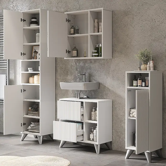 Vicco Badmöbel-Set Leano Weiß 4-teiliges Set - Weiß, Matt - Weißes Badezimmer-Aufbewahrungsset mit mehreren Schränken, Waschtischunterschrank und Hochschränken, mit geriffelten Schubladenfronten und hellgrauen Beinen.