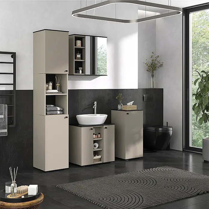 Vicco Badmöbel-Set Joli Greige 4 Teile, mit Hochschrank und Midischrank - Greige, Matt - Moderne beige Badezimmerschränke mit schwarzen Akzenten, darunter ein Hochschrank, Waschtisch mit Waschbecken und ein Toilettenschrank.