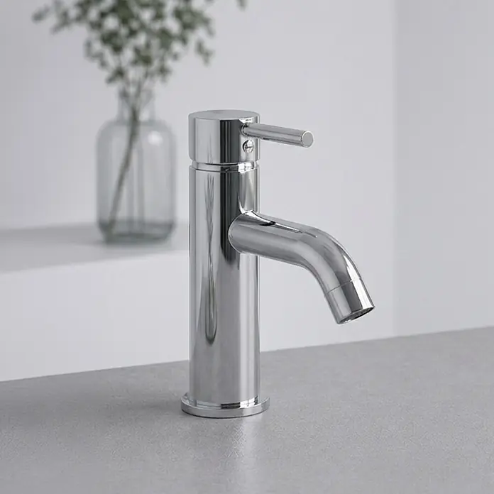 KV Einloch-Einhebelmischer in Chromoptik | Fassa -  - Glänzender Einhebelmischer aus Chrom mit modernem Design, auf einer hellgrauen Arbeitsplatte montiert.