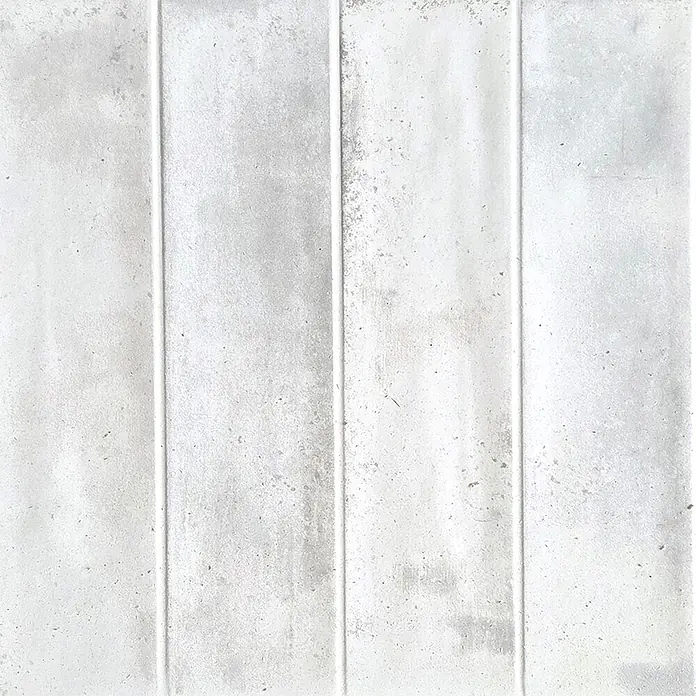 Wandfliese Livorno - 31 x 62 cm, Bianco, Glänzend - Distressed hellgraue Paneele mit vertikalen Linien, ähneln verwittertem Beton oder Stein.