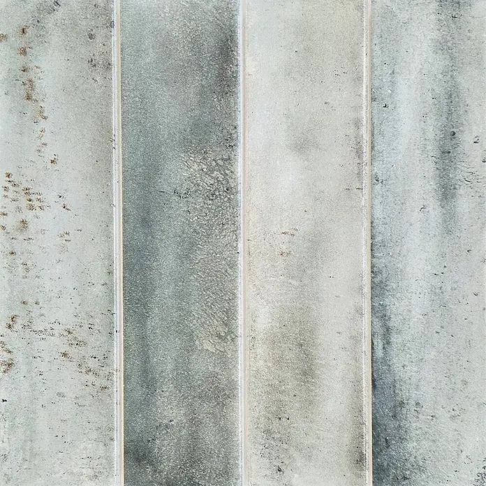 Wandfliese Livorno - 31 x 62 cm, Salvia, Glänzend - Verwitterte grau-grüne vertikale Streifenfliesen mit rostfarbenen Sprenkeln, im Industriestil.