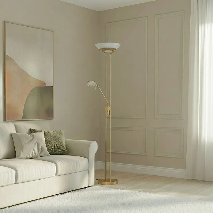 Lindby LED-Deckenfluter Yveta - messing / gold, Warmweiß - Goldfarbene Stehleuchte mit Uplight und verstellbarer Leselampe, in einem Wohnzimmer platziert.