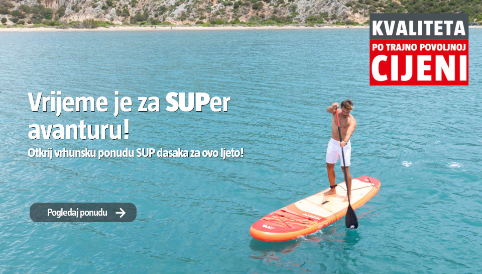 Muškarac na SUP dasci na moru