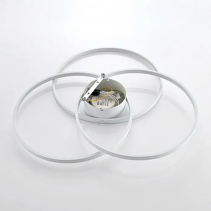 Lindby Deckenleuchte Riley - weiß / opal - Weiße moderne LED-Deckenleuchte mit drei ineinander verschlungenen Ringen. Der zentrale Sockel zeigt den LED-Treiber und die Verkabelung.