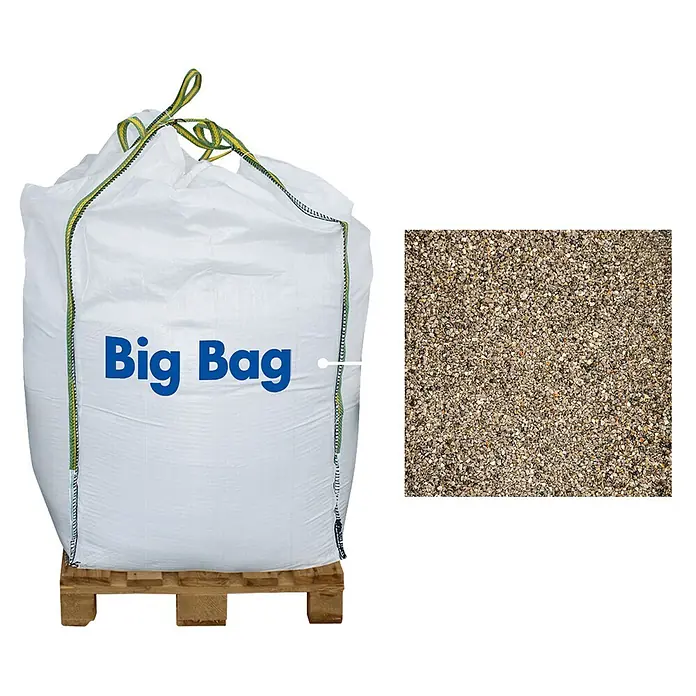 Min2C Streu- & Pflastersplitt - 1.000 kg, Körnung: 2 mm - 4 mm - Weißer Big Bag mit blauem Text auf einer Holzpalette, Detailaufnahme des Kiesinhalts.