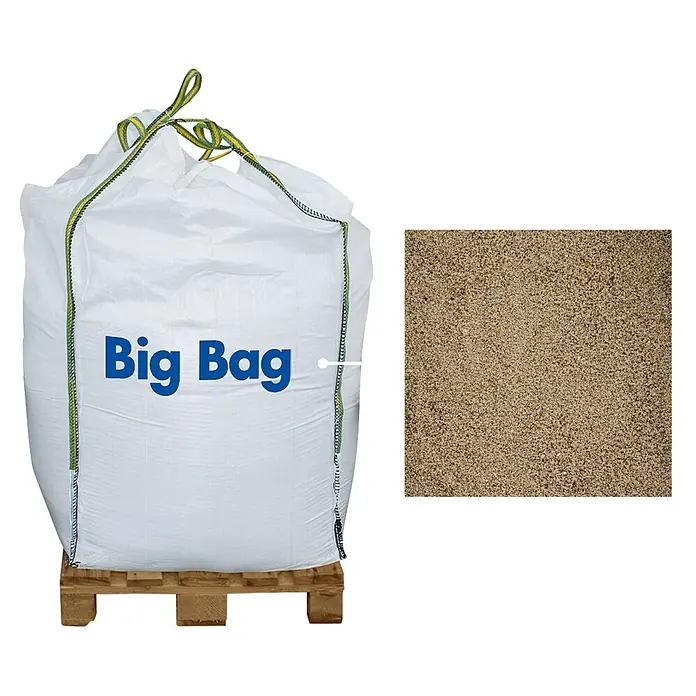 Min2C Putz-Mauersand - Körnung: 0 mm - 2 mm, 1.000 kg - Weißer Big Bag auf Palette, gefüllt mit sandähnlichem Granulat, das im Einsatz gezeigt wird.