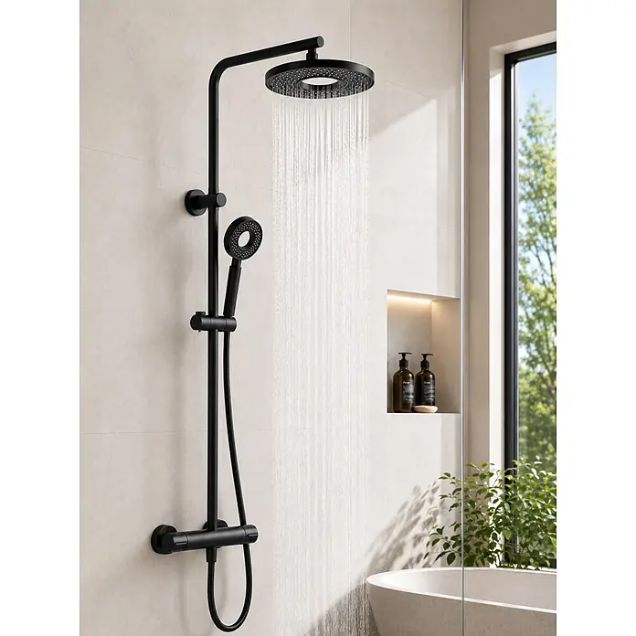 Rousseau Sistema de ducha Hoop - Con grifo termostático, Distancia entre orificios: 15 cm, Número de tipos de chorro: 1 ud., Negro - Sistema de ducha negro mate con un gran cabezal de ducha de lluvia y una ducha de mano, duchándose activamente en un baño moderno.