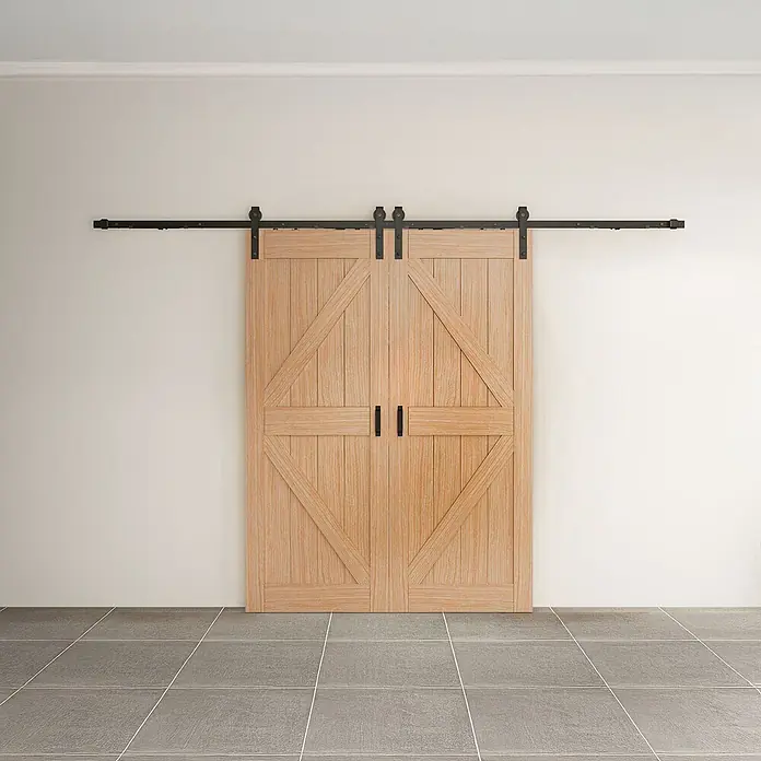 Inova Schiebetür-Komplettset Holzschiebetür Komplettset Eiche Doppelflügelig - 1.550 x 2.065 mm - Doppelte Schiebetüren aus hellem Holz mit dunkler Metallschiene und Beschlägen.