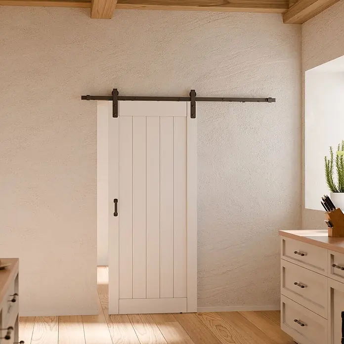 Inova Schiebetür-Komplettset Holzschiebetür Weiß 900 x 2150 Scheunentor mit Softclose Dekor - 900 x 2.150 mm - Weiße Paneel-Schiebetür mit dunkler Beschlag und Griff, installiert in einem hellen Interieur.
