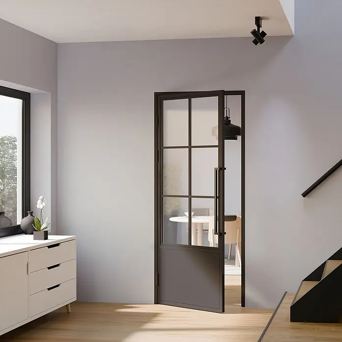 Inova Zimmertür Glasdrehtür ESG Glastür Komplettset 930 x 2040 Klarglas Griffstange - 930 x 2.040 mm, DIN Anschlag: Links, Schwarz - Dunkle Innentür aus Metall und Glas, teilweise geöffnet, trennt zwei Räume.