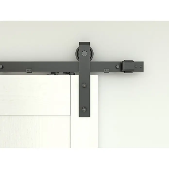 Inova Schiebetür-Komplettset Holz Scheunentor Weiß inkl. Softclose - 900 x 2.150 mm - Mattes schwarzes Scheunentor-Hardware-Set mit Rolle und Schiene, über einer weißen Holztür installiert.