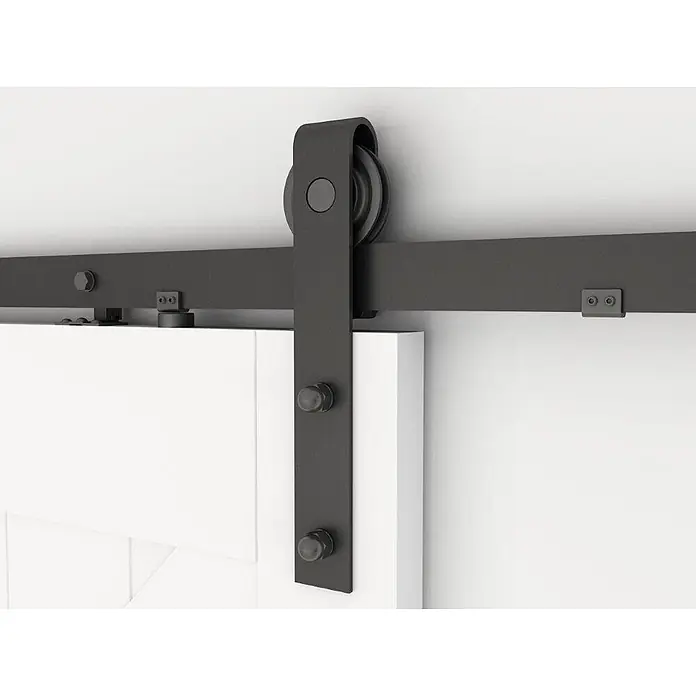 Inova Schiebetür-Komplettset Holzschiebetür Komplettset Weiß Doppelflügelig - 1.550 x 2.065 mm - Schwarzes mattes Metall-Schiebetürsystem mit Rolle und Aufhängungen, über einer weißen Tür montiert.