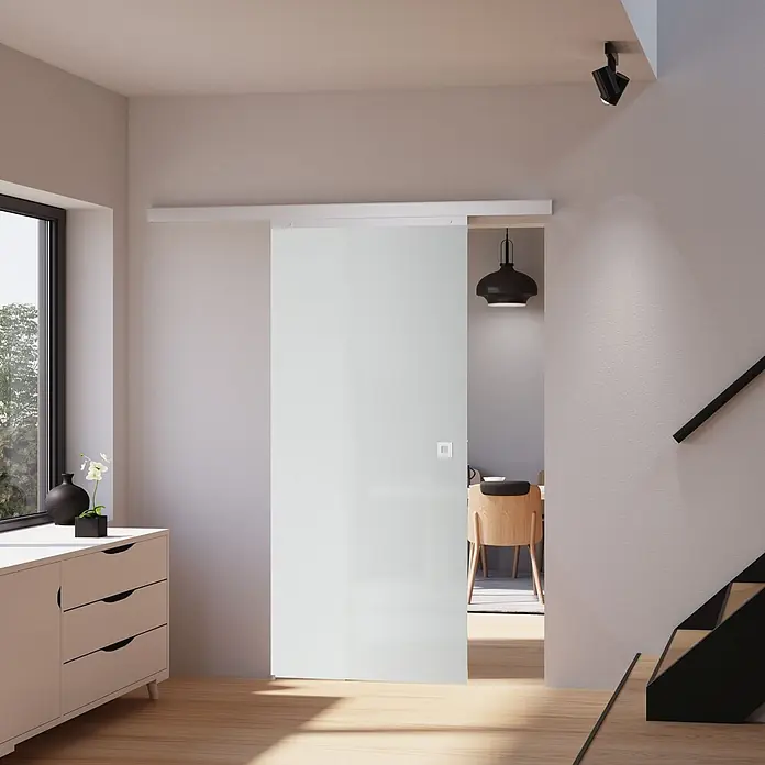 Inova Schiebetür-Komplettset Glas Blockstreifen mit Quadratgriff - 880 x 2.035 mm - Milchglas-Schiebetür in modernem Interieur, als stilvolle Raumteiler zwischen zwei Bereichen.