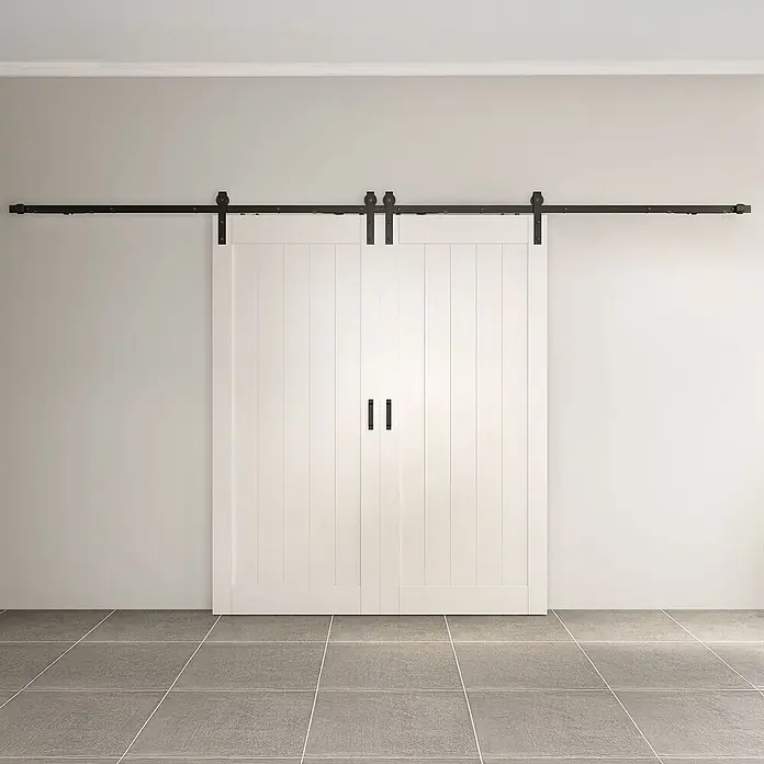 Inova Schiebetür-Komplettset Holzschiebetür Komplettset Weiß Doppelflügelig - 1.800 x 2.150 mm - Zwei weiße Scheunentüren mit vertikalen Paneelen und schwarzer Schiebetürbeschlag.
