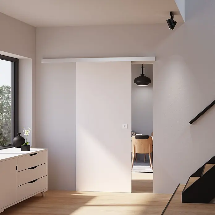 Inova Schiebetür-Komplettset Holz Weiß mit Quadratgriff - 775 x 2.035 mm - Weißes modernes Schiebetürsystem mit Laufschiene, teilweise geöffnet in hellem Interieur.