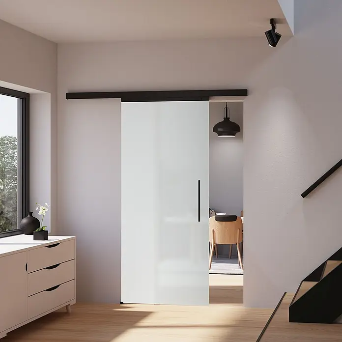 Inova Schiebetür-Komplettset Glas vollsatiniert mit Stabgriff in schwarz - 900 x 2.035 mm - Weiße Schiebetür aus mattiertem Glas mit schwarzem Griff, dient als moderne Raumteiler.
