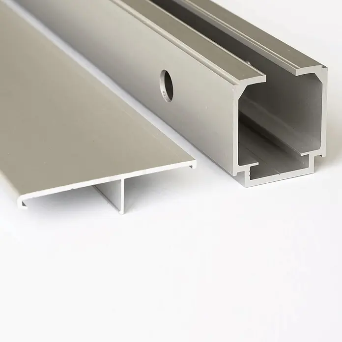 Inova Schiebetür-Komplettset Holzschiebetür Komplettset Weiß Doppelflügelig -  - Zwei silberne Aluminium-Strangpressprofile: ein hohler Kanal mit Befestigungsloch und ein flaches T-förmiges Einlegeteil.