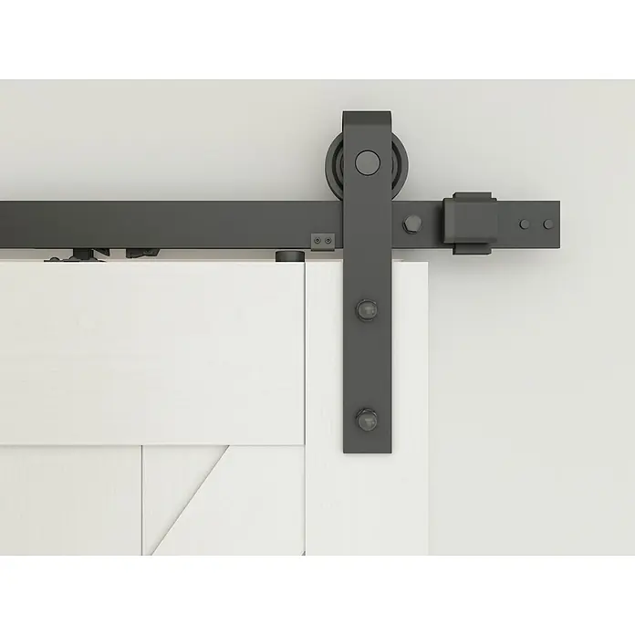 Inova Schiebetür-Komplettset Holzschiebetür Weiß 900 x 2150 Scheunentor mit Softclose - 900 x 2.150 mm - Dunkelgraue Scheunentor-Hardware aus Metall mit Rolle und Schiene, über einer weißen Holztür montiert.