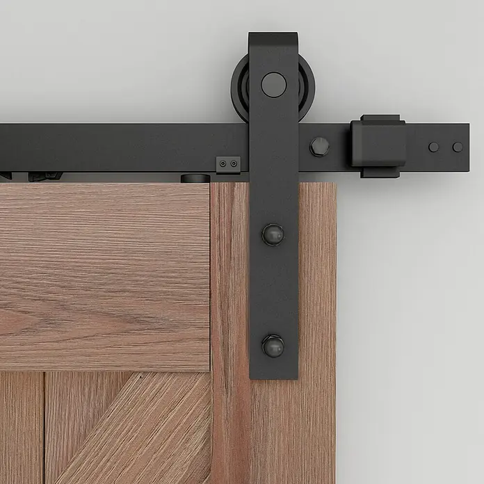 Inova Schiebetür-Komplettset Holzschiebetür Eiche 1025 x 2150 Scheunentor mit Softlcose - 1.025 x 2.150 mm - Mattschwarzes Schiebetürsystem mit Laufschiene und Rollen an einer hellbraunen Holztür.