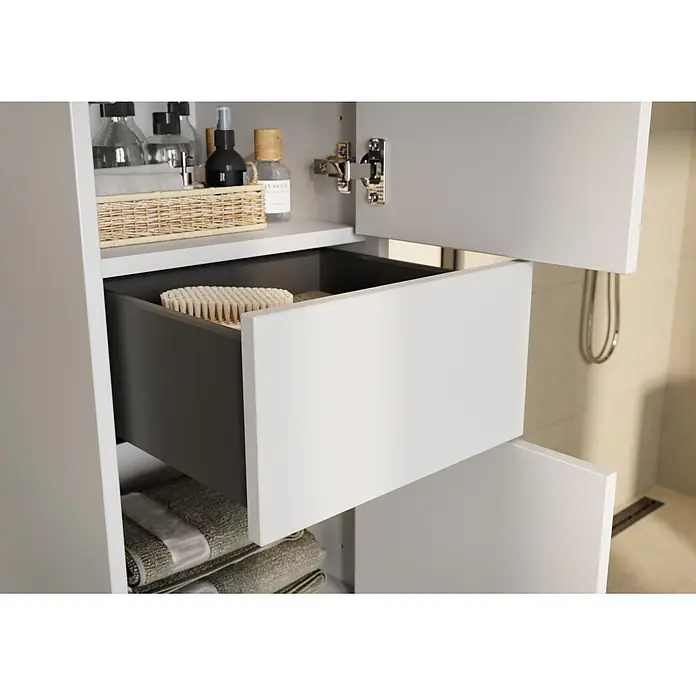 Germania Hochschrank Arnea - B x T x H: 33 x 34 x 123 cm, Kaschmir - Heller grauer Badezimmerschrank mit offener Tür und dunkler Schublade, zeigt Toilettenartikel, eine Bürste und organisierten Stauraum.