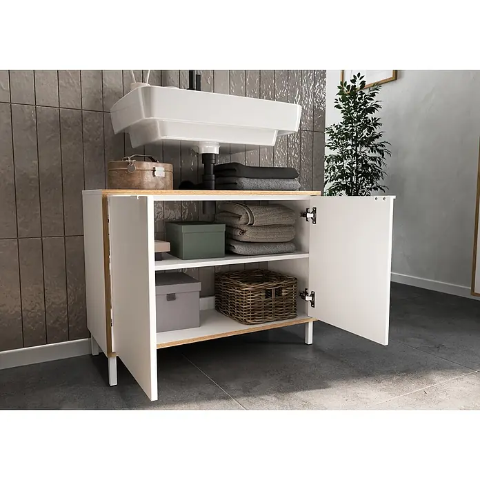 Germania Waschtischunterschrank GW-TOPEKA - B x T x H: 80 x 34 x 60 cm, Weiß/Navarra-Eiche-Nb. - Weißer Badunterschrank mit Keramikwaschbecken, Holzplatte und geöffneten Türen, die organisierten Stauraum mit Handtüchern, Boxen und einem Korb zeigen.