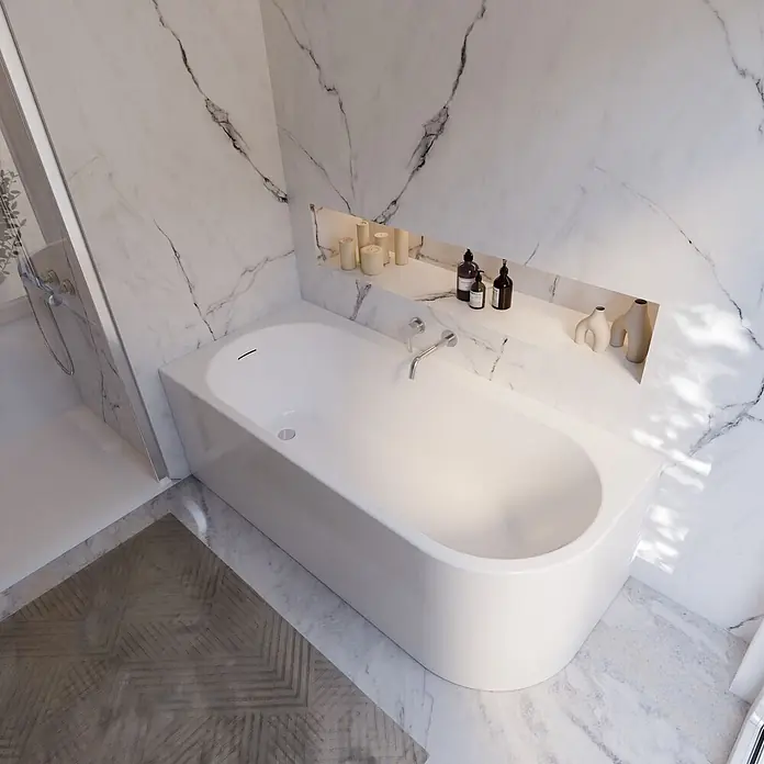 Interpromo Badewanne Rio Canto - Acryl, Weiß - Eine elegante weiße Badewanne in einem modernen Badezimmer mit Marmorwänden und Dusche, mit einer Nische.