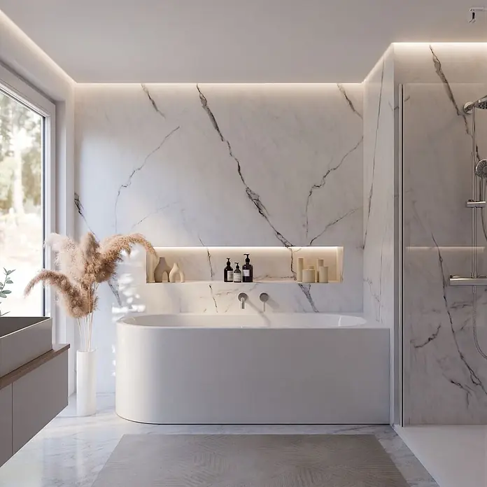 Interpromo Badewanne Rio Canto - Acryl, Weiß - Modernes Badezimmer mit weißer freistehender Badewanne, Marmorwänden, indirekter Beleuchtung und begehbarer Dusche.