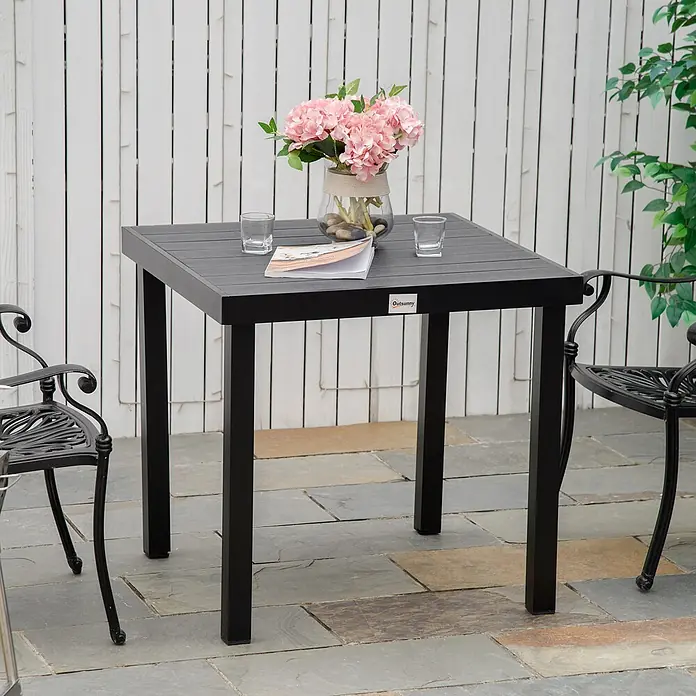 Outsunny Balkontisch für 4 Personen - L x B x H: 78 x 78 x 74 cm, Aluminium, Kunststoff, Quadratisch, Schwarz - Schwarzer quadratischer Gartentisch mit Lattenplatte, auf einer Terrasse mit Stühlen und Dekorationen.