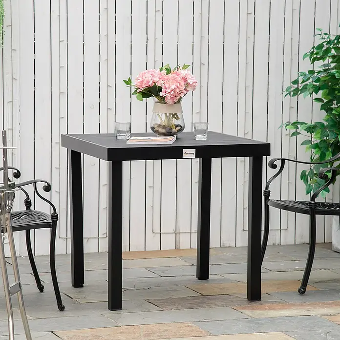 Outsunny Balkontisch für 4 Personen - L x B x H: 78 x 78 x 74 cm, Aluminium, Kunststoff, Quadratisch, Schwarz - Schwarzer quadratischer Outdoor-Tisch mit strukturierter Platte, auf einer Terrasse mit Stühlen und einer Blumenvase.