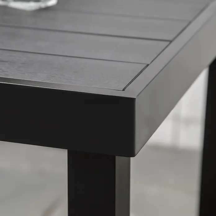 Outsunny Balkontisch für 4 Personen - L x B x H: 78 x 78 x 74 cm, Aluminium, Kunststoff, Quadratisch, Schwarz - Dunkelgraue Lamellen-Outdoortisch-Ecke mit stabilem Rahmen und texturierter Tischplatte.